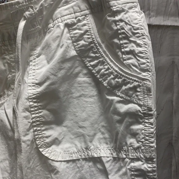 SO ware it declare it, white capris - Picture 8 of 8